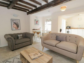 The Old Stables - Pet-Friendly Stay Near Ruthin Castle with Parking